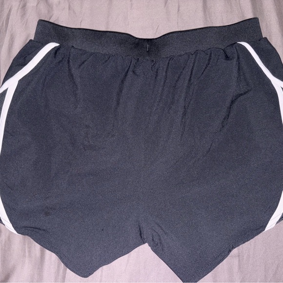 Under Armour Black Athletic Shorts Moisture-Wicking Elastic Waistband - Picture 2 of 4